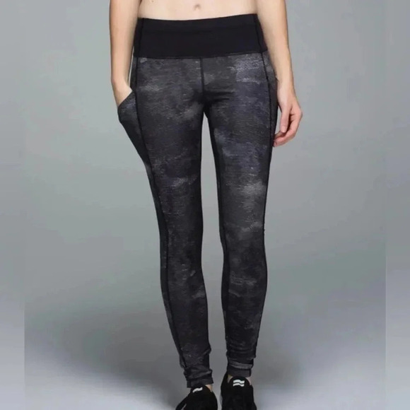 Lululemon sz 2 Speed Tight II *Full-On Luxtreme
Sequin Snake Slate Black / Black - Picture 10 of 16